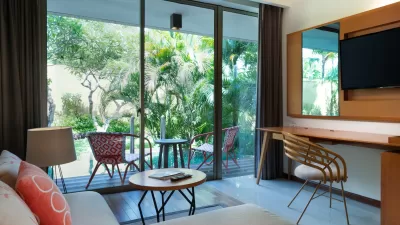 Deluxe Pool Acces - Living Area